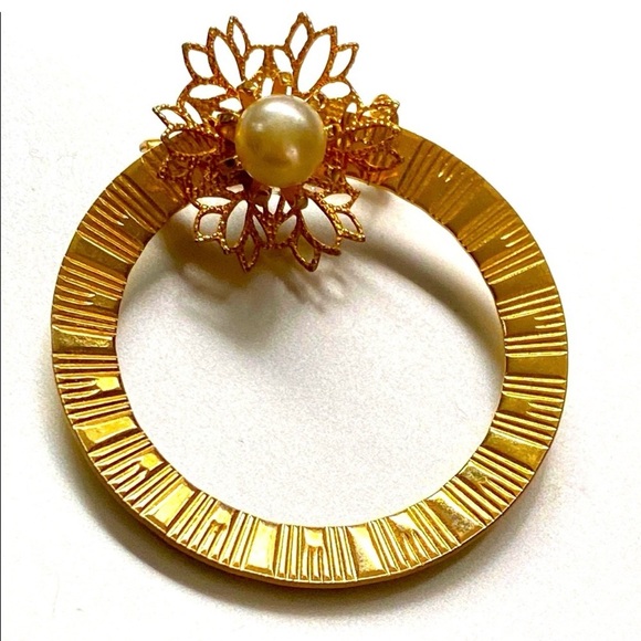 Jewelry - Vintage Gold Floral faux Pearl Brooch